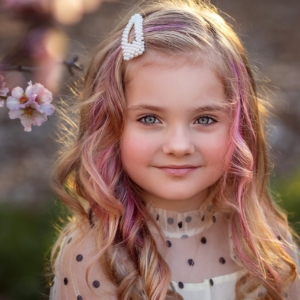 ילדה עם שיער צבעוני מצטלמת בטבע