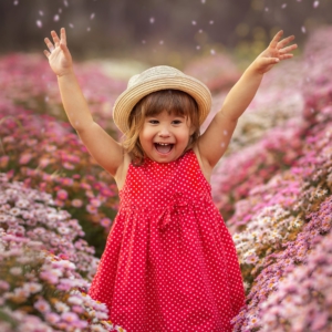 ילדה מתוקה מפזרת פרחים