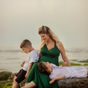 צילומי הריון עם ילדים בחוף הים